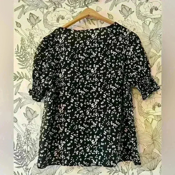 Black and White Patterned Button Down Blouse with Puff Sleeve Shoulders Size: XL - Picture 5 of 5